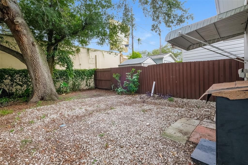 出租: $1,095 (0 贝兹, 1 浴室, 286 平方英尺)