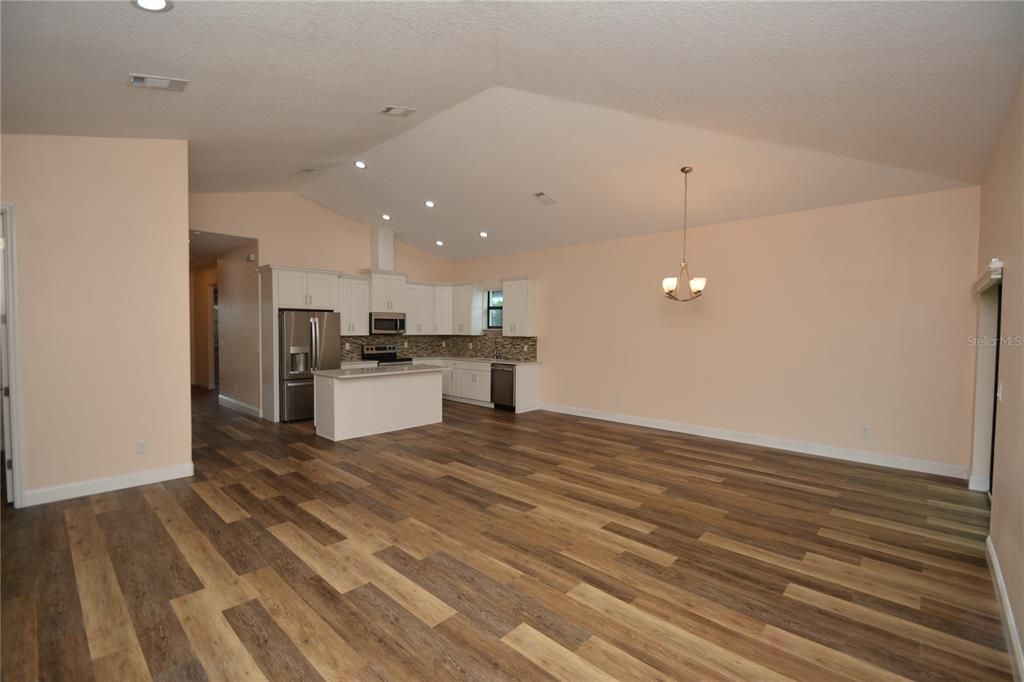 Activo con contrato: $289,000 (3 camas, 2 baños, 1750 Pies cuadrados)