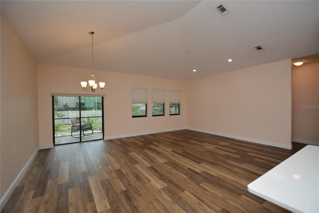 Activo con contrato: $289,000 (3 camas, 2 baños, 1750 Pies cuadrados)