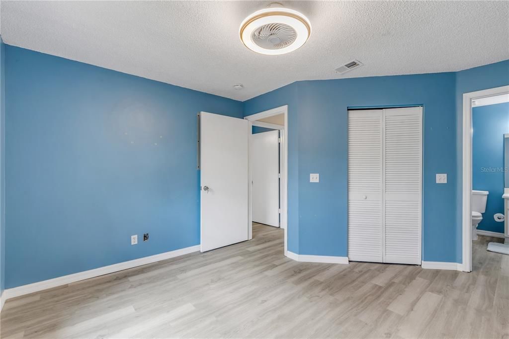 For Sale: $155,000 (2 beds, 2 baths, 864 Square Feet)