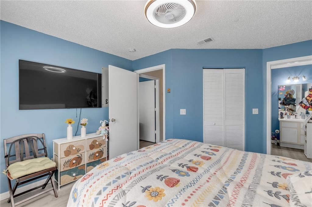 For Sale: $155,000 (2 beds, 2 baths, 864 Square Feet)