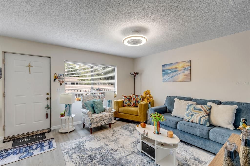 For Sale: $155,000 (2 beds, 2 baths, 864 Square Feet)