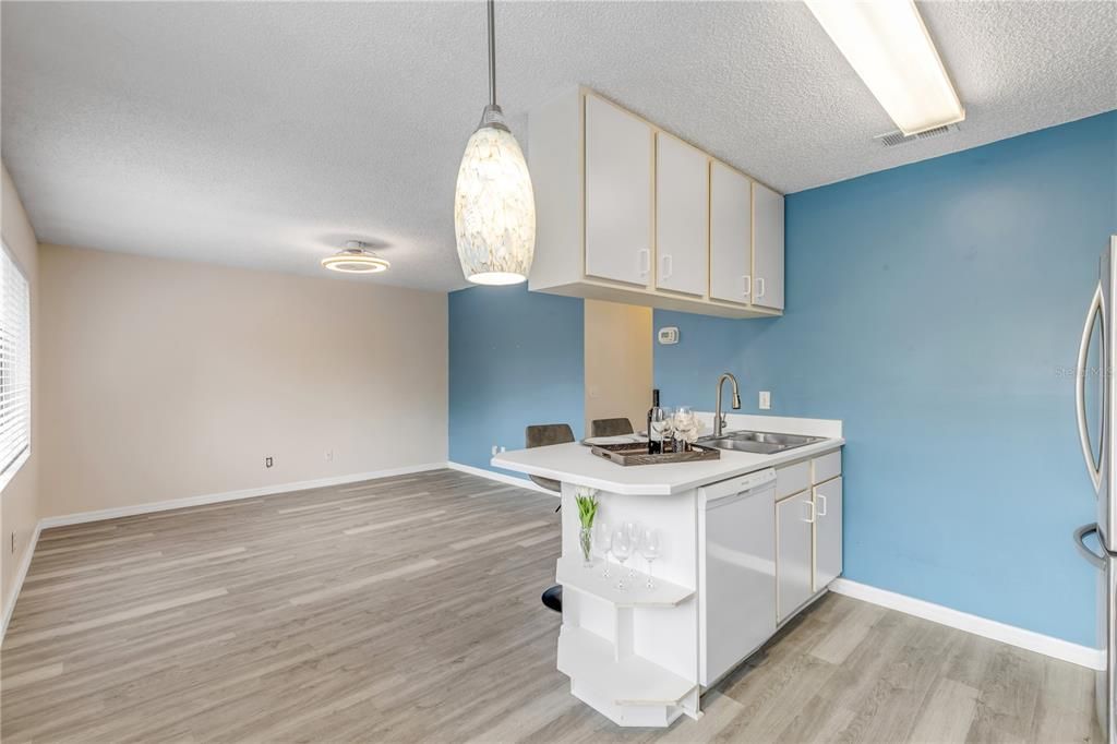 For Sale: $155,000 (2 beds, 2 baths, 864 Square Feet)