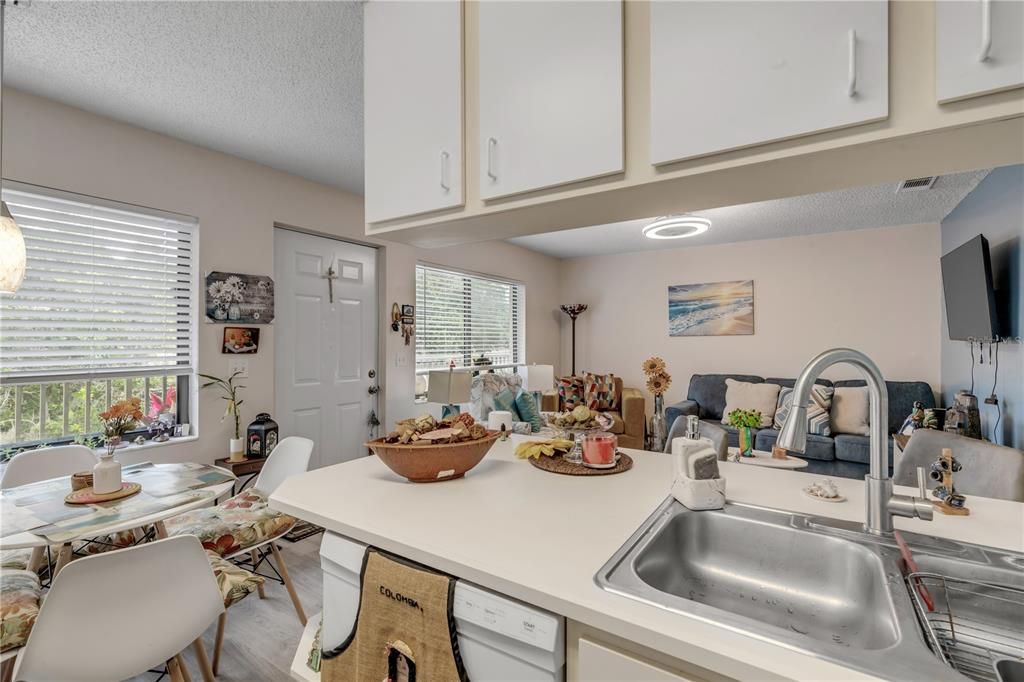 For Sale: $155,000 (2 beds, 2 baths, 864 Square Feet)