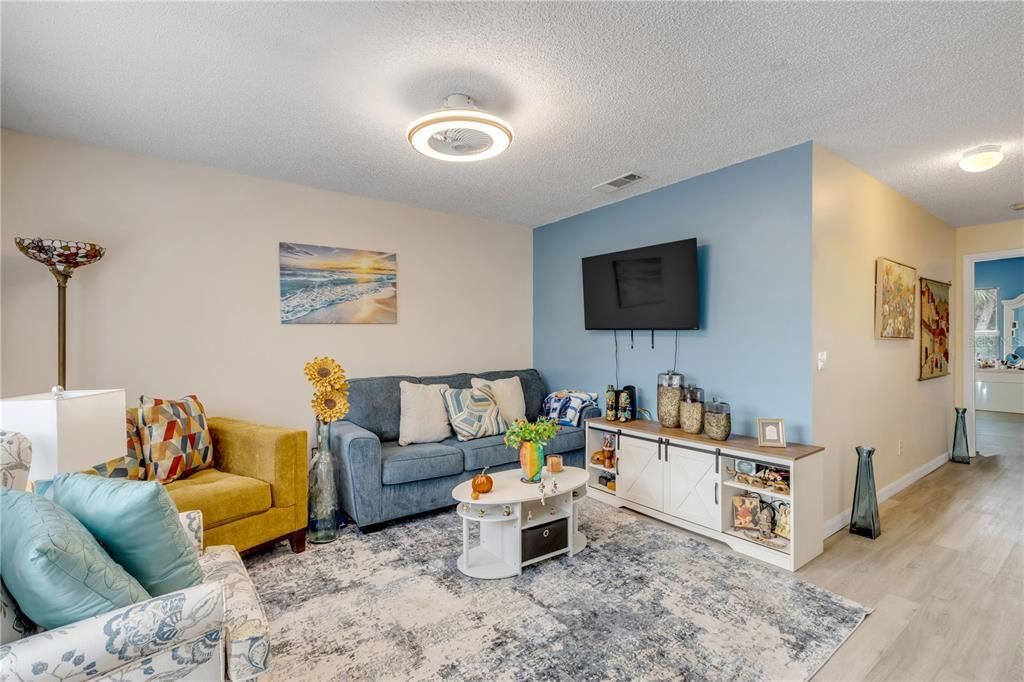 For Sale: $155,000 (2 beds, 2 baths, 864 Square Feet)