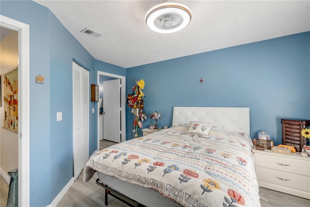 For Sale: $155,000 (2 beds, 2 baths, 864 Square Feet)