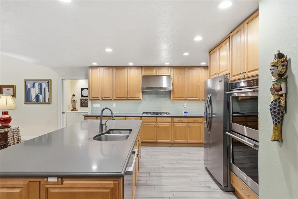 En Venta: $1,600,000 (4 camas, 3 baños, 3017 Pies cuadrados)