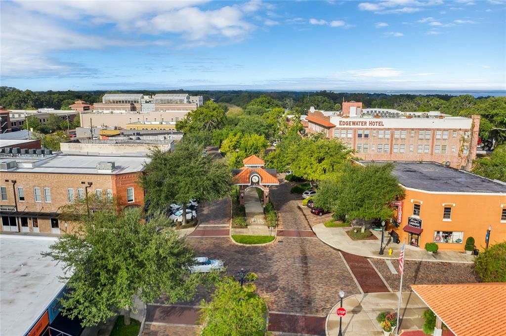 Active With Contract: $550,000 (3 beds, 2 baths, 1511 Square Feet)