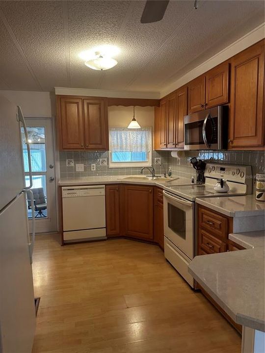 Active With Contract: $149,900 (2 beds, 2 baths, 1168 Square Feet)