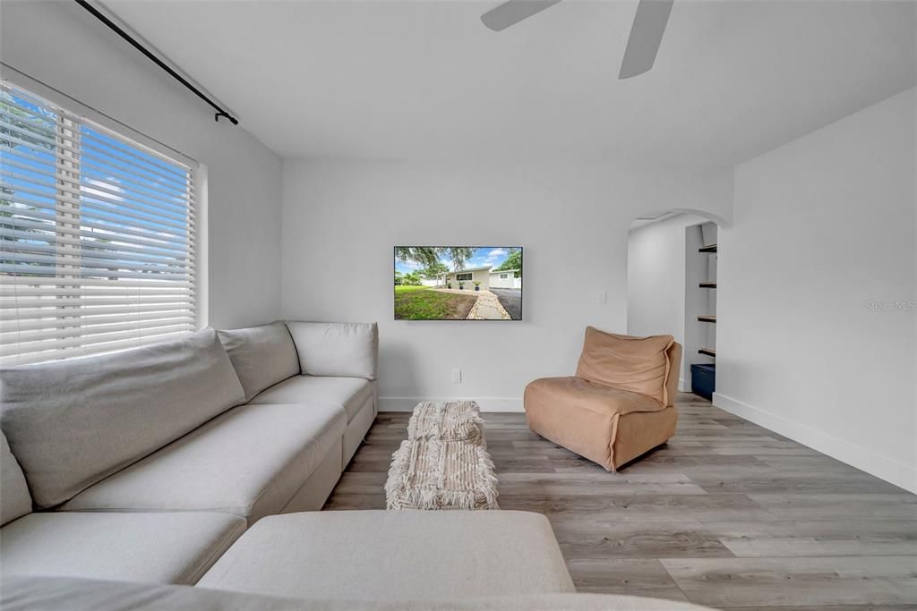 For Sale: $500,000 (2 beds, 2 baths, 1292 Square Feet)