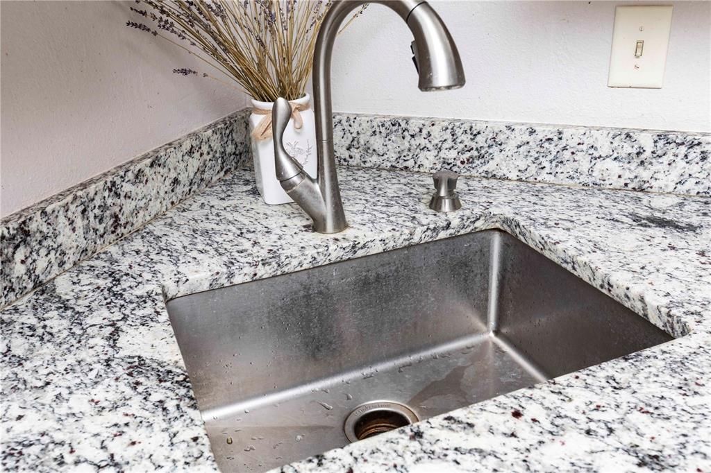 待售: $269,900 (2 贝兹, 2 浴室, 874 平方英尺)