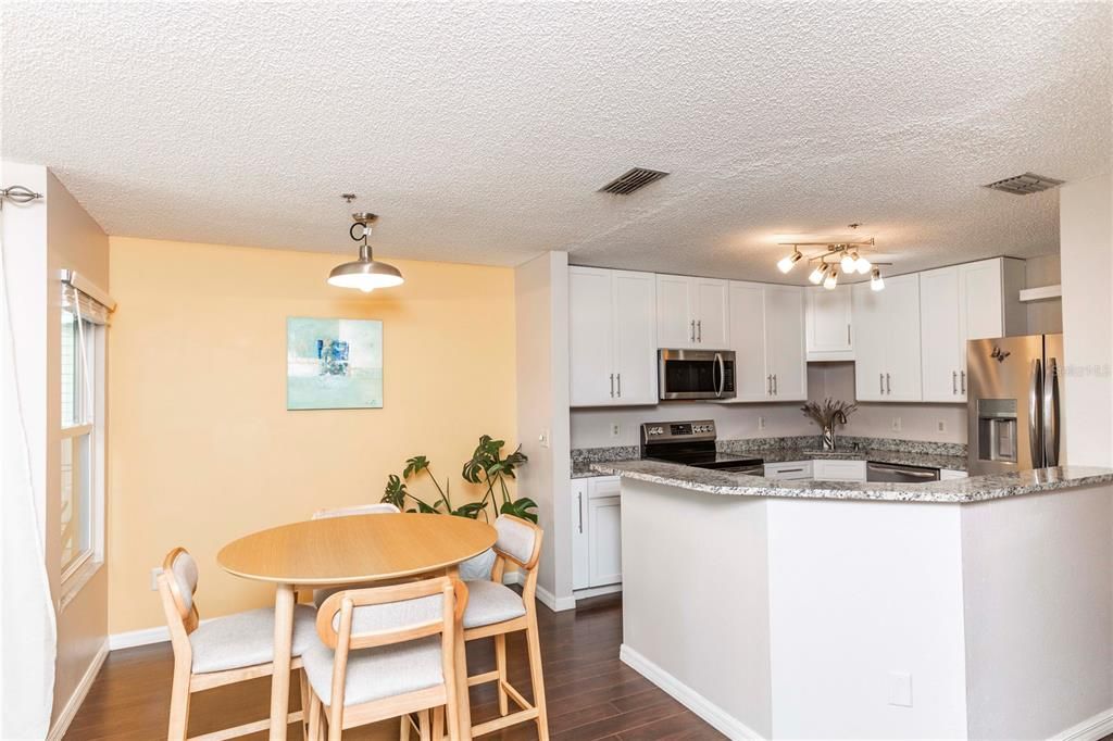 待售: $269,900 (2 贝兹, 2 浴室, 874 平方英尺)