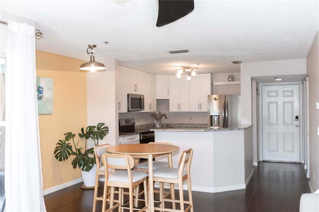 待售: $269,900 (2 贝兹, 2 浴室, 874 平方英尺)