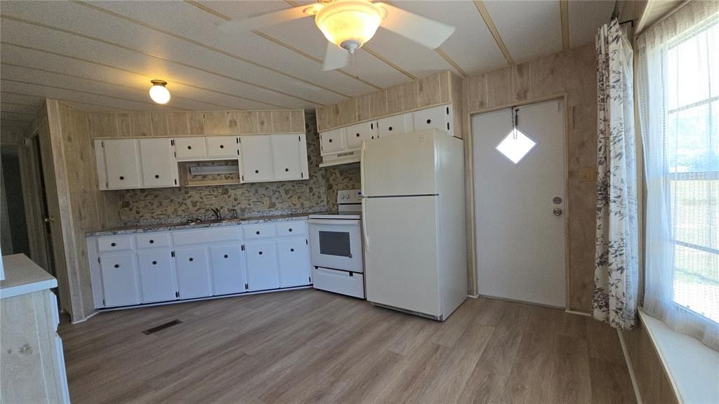 出租: $1,250 (2 贝兹, 1 浴室, 736 平方英尺)