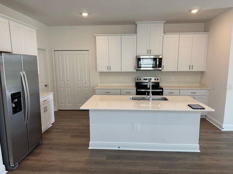 В аренду: $2,700 (4 спален, 2 ванн, 2082 Квадратных фут)