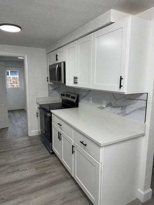 Activo con contrato: $320,000 (4 camas, 2 baños, 1428 Pies cuadrados)