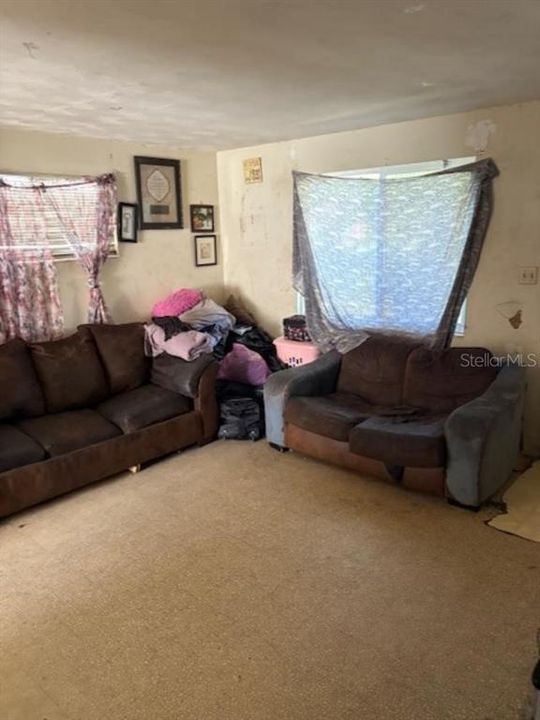 合同活跃: $160,000 (3 贝兹, 1 浴室, 1064 平方英尺)