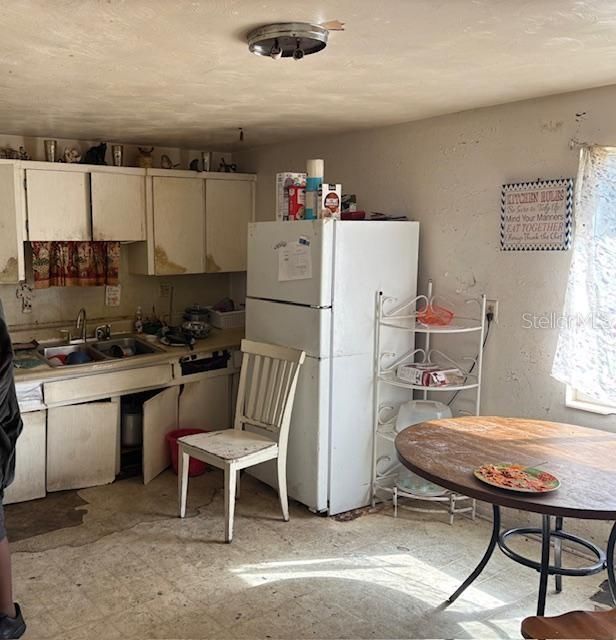 合同活跃: $160,000 (3 贝兹, 1 浴室, 1064 平方英尺)