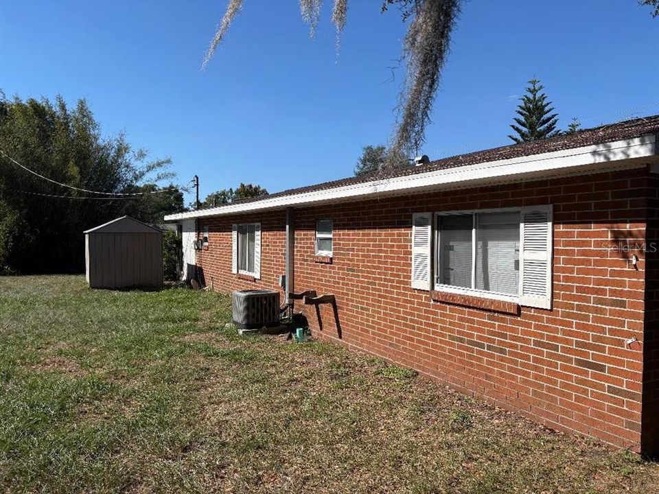 合同活跃: $160,000 (3 贝兹, 1 浴室, 1064 平方英尺)