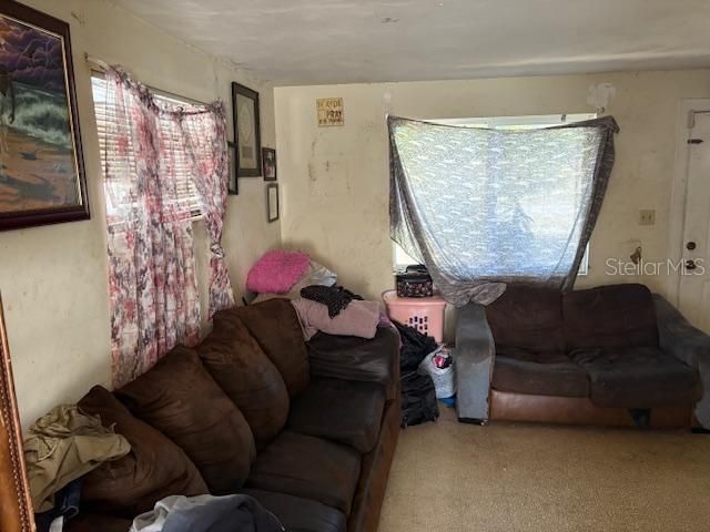 合同活跃: $160,000 (3 贝兹, 1 浴室, 1064 平方英尺)