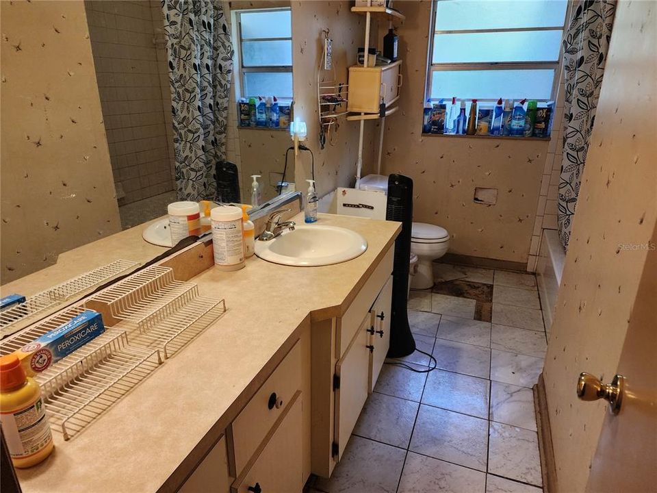 合同活跃: $125,000 (2 贝兹, 1 浴室, 912 平方英尺)