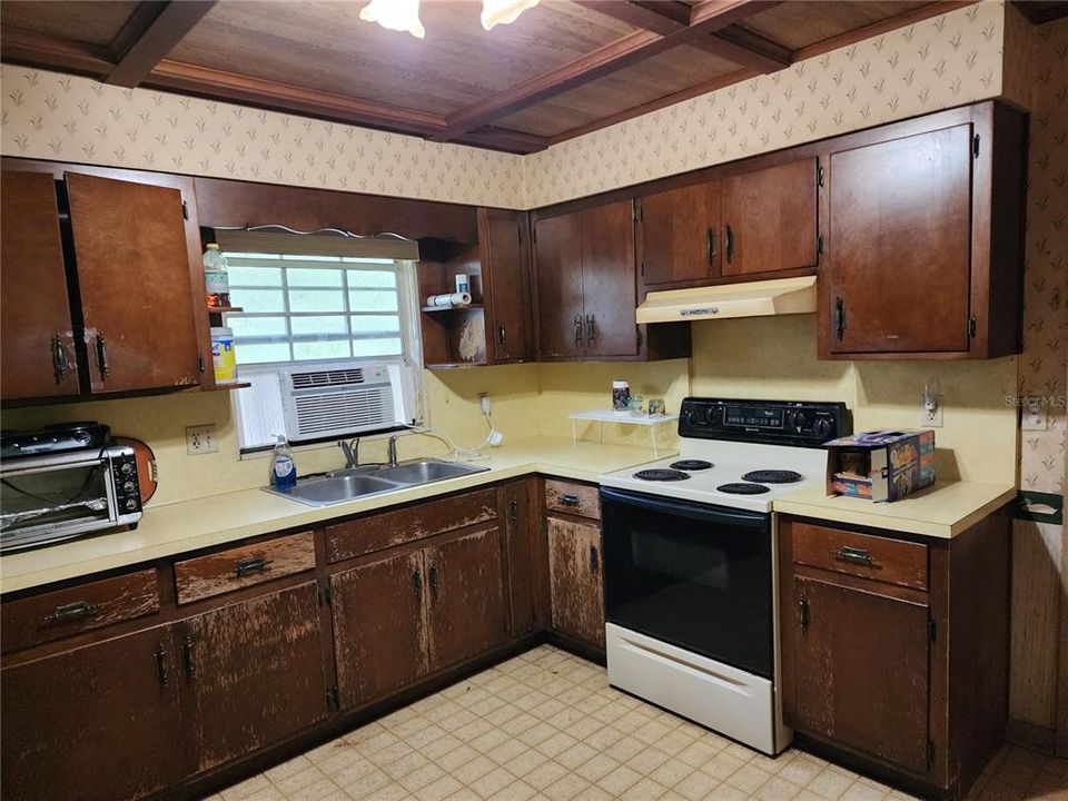 合同活跃: $125,000 (2 贝兹, 1 浴室, 912 平方英尺)