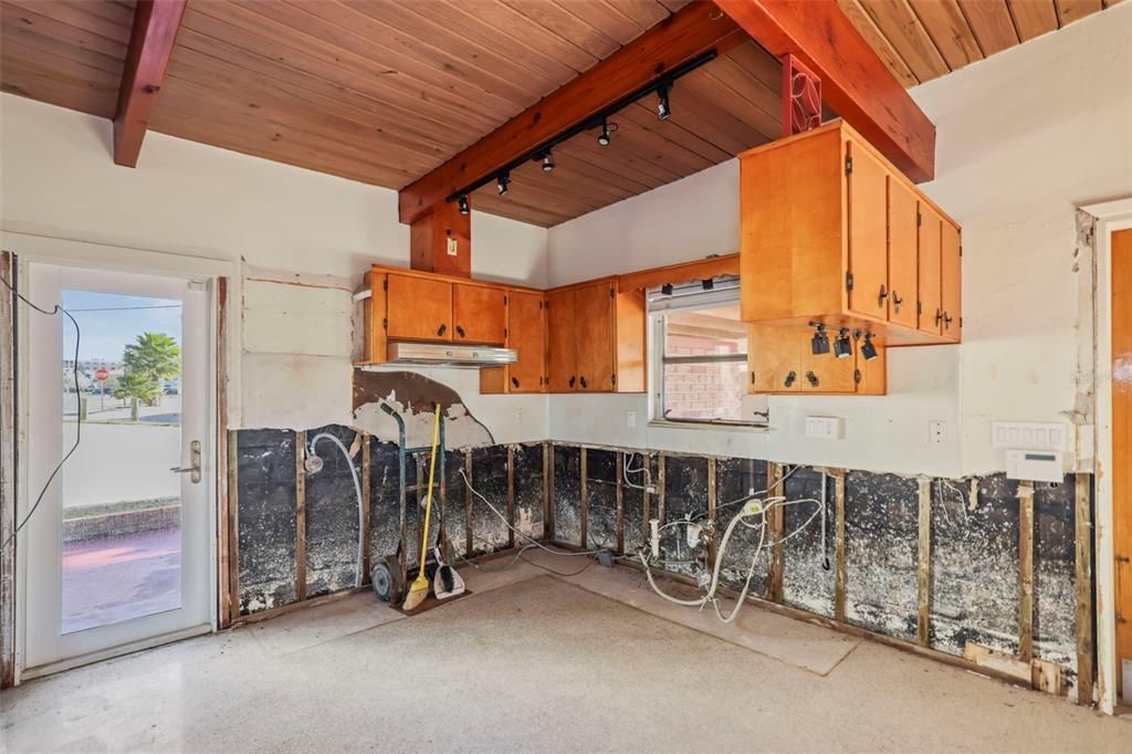 На продажу: $1,100,000 (0.21 acres)