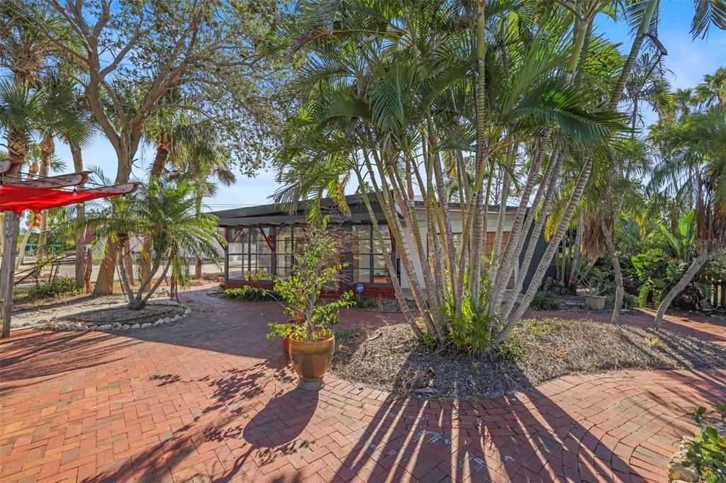 На продажу: $1,100,000 (0.21 acres)