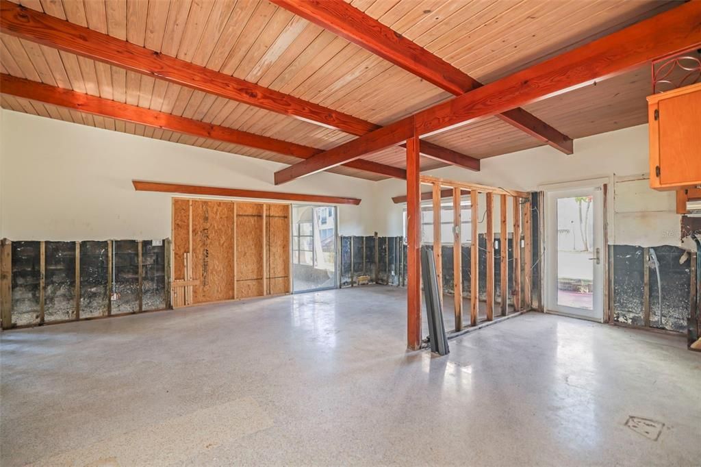 На продажу: $1,100,000 (0.21 acres)