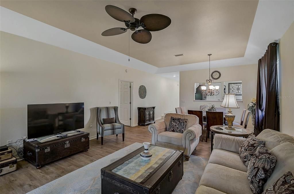 En Venta: $415,900 (3 camas, 2 baños, 1561 Pies cuadrados)