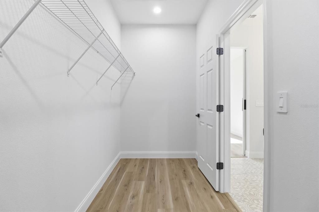 合同活跃: $299,000 (4 贝兹, 2 浴室, 1643 平方英尺)