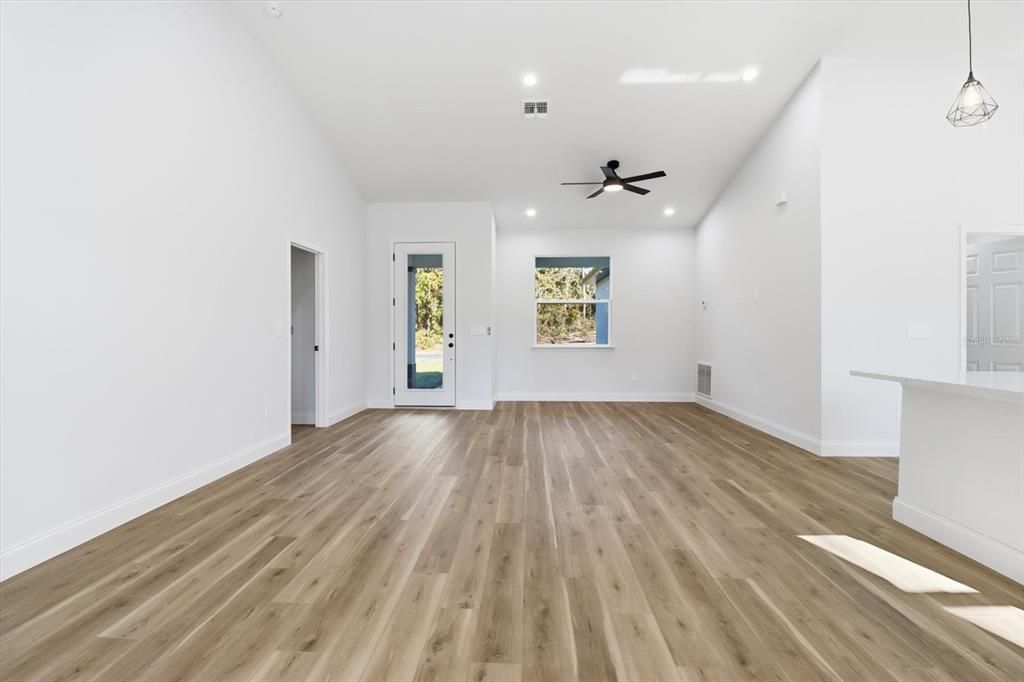 合同活跃: $299,000 (4 贝兹, 2 浴室, 1643 平方英尺)