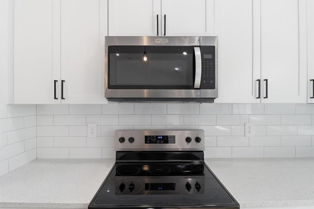 合同活跃: $299,000 (4 贝兹, 2 浴室, 1643 平方英尺)