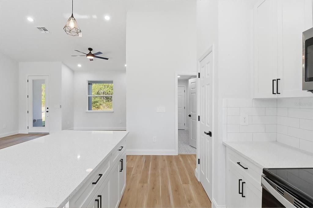 合同活跃: $299,000 (4 贝兹, 2 浴室, 1643 平方英尺)