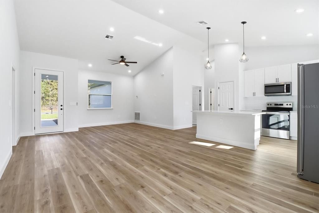 合同活跃: $299,000 (4 贝兹, 2 浴室, 1643 平方英尺)