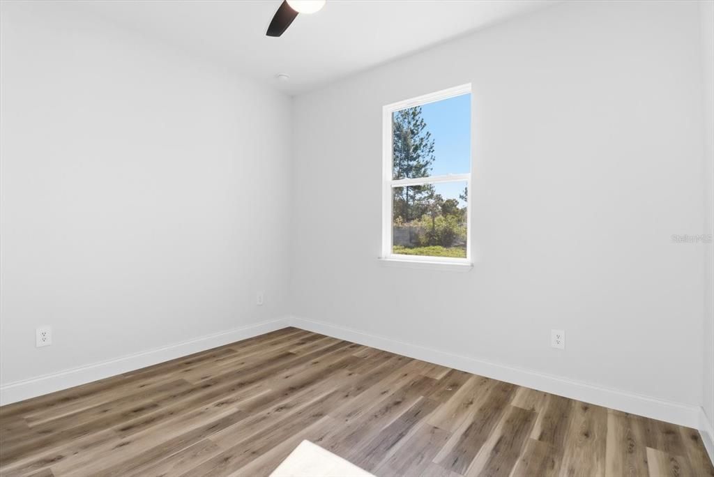 合同活跃: $299,000 (4 贝兹, 2 浴室, 1643 平方英尺)