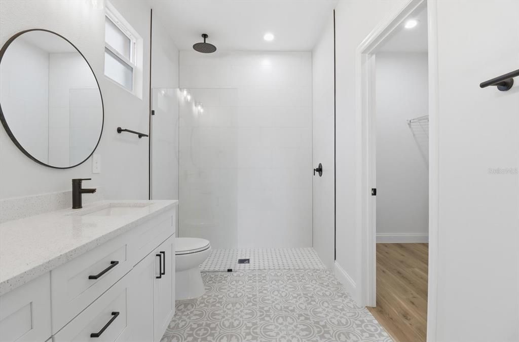 合同活跃: $299,000 (4 贝兹, 2 浴室, 1643 平方英尺)