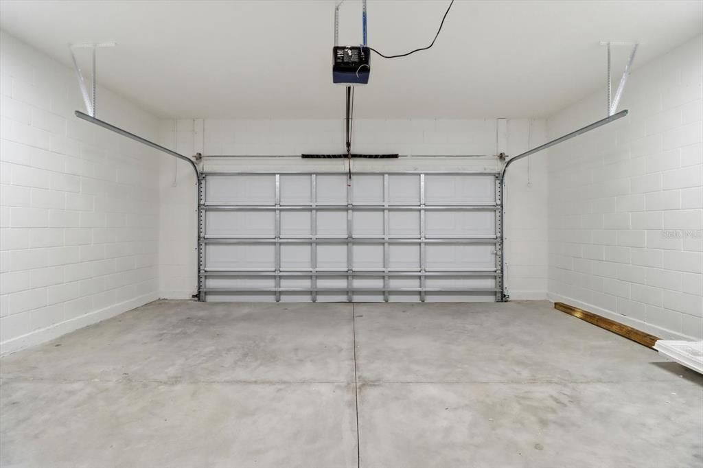 合同活跃: $299,000 (4 贝兹, 2 浴室, 1643 平方英尺)