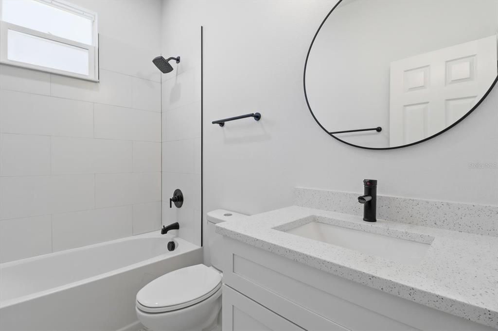 合同活跃: $299,000 (4 贝兹, 2 浴室, 1643 平方英尺)