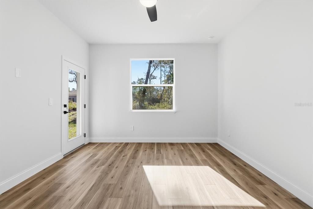 合同活跃: $299,000 (4 贝兹, 2 浴室, 1643 平方英尺)