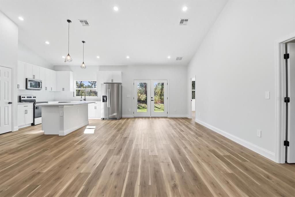 合同活跃: $299,000 (4 贝兹, 2 浴室, 1643 平方英尺)