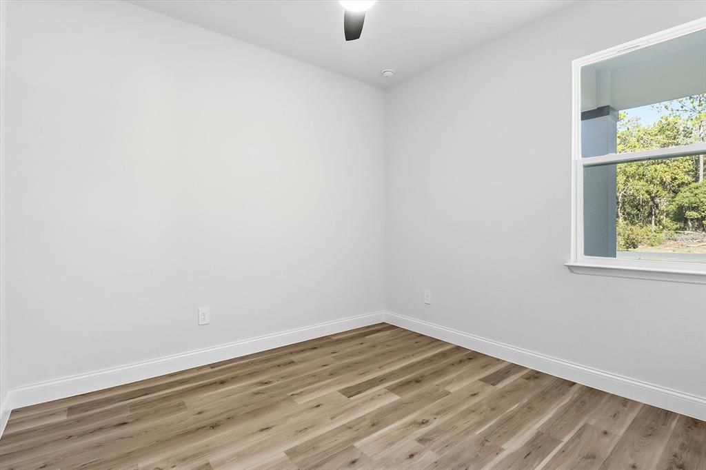 合同活跃: $299,000 (4 贝兹, 2 浴室, 1643 平方英尺)