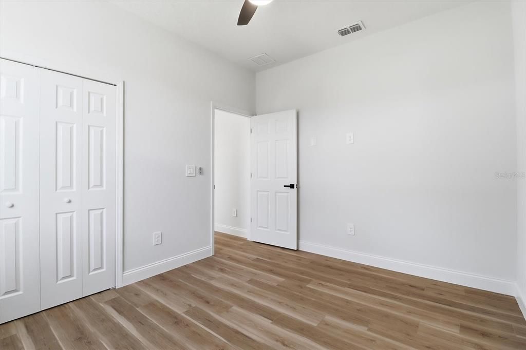 合同活跃: $299,000 (4 贝兹, 2 浴室, 1643 平方英尺)