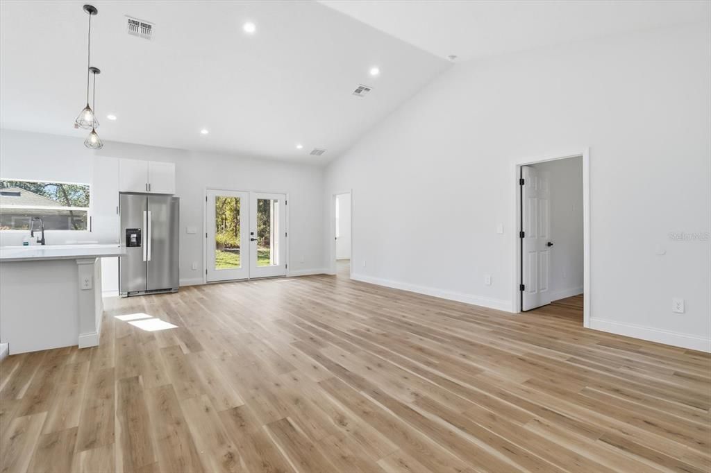 合同活跃: $299,000 (4 贝兹, 2 浴室, 1643 平方英尺)