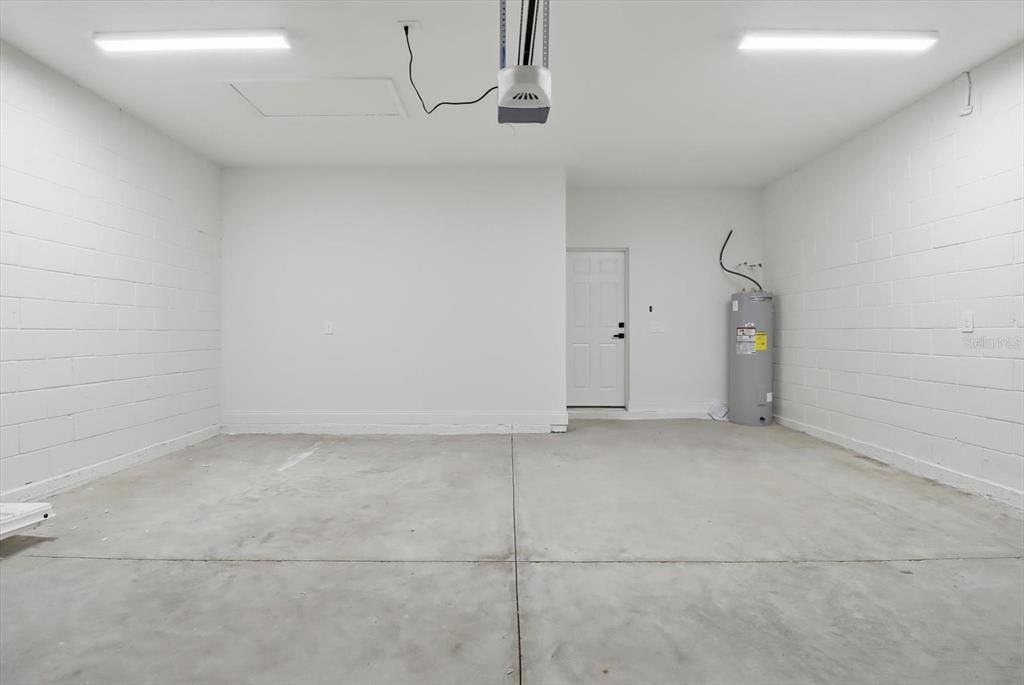 合同活跃: $299,000 (4 贝兹, 2 浴室, 1643 平方英尺)