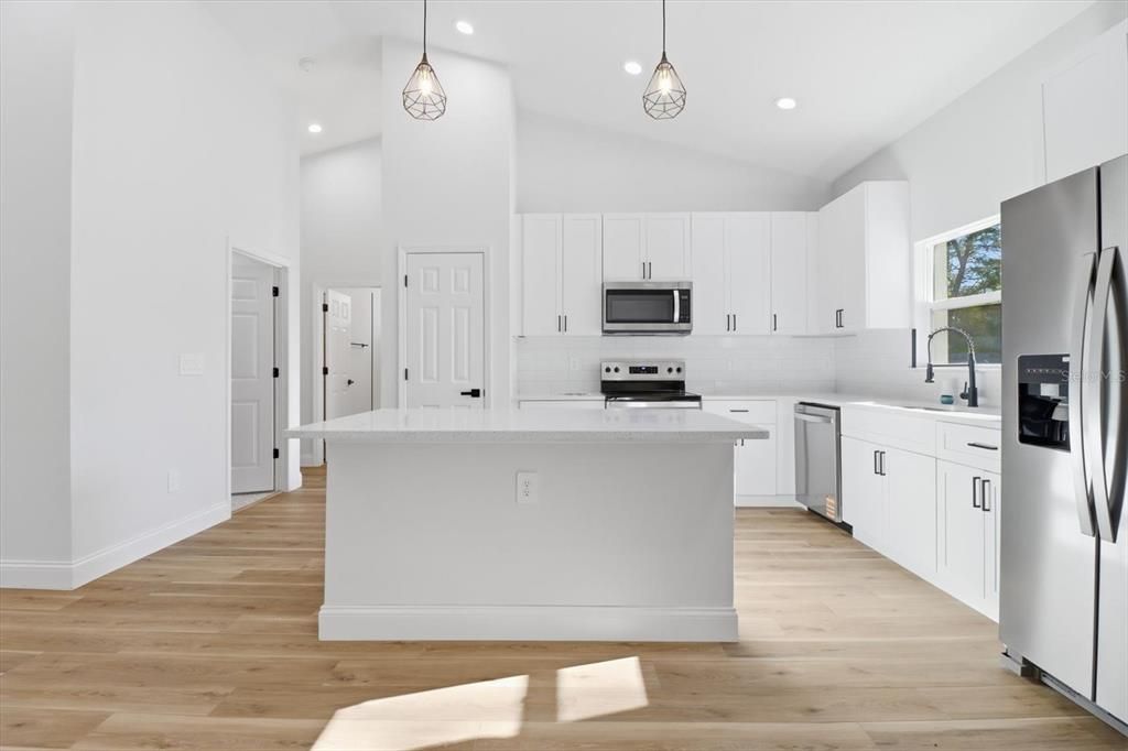 合同活跃: $299,000 (4 贝兹, 2 浴室, 1643 平方英尺)