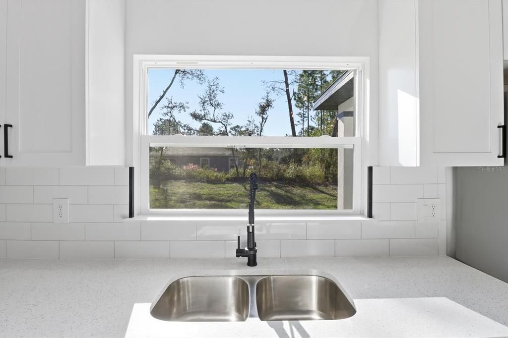 合同活跃: $299,000 (4 贝兹, 2 浴室, 1643 平方英尺)