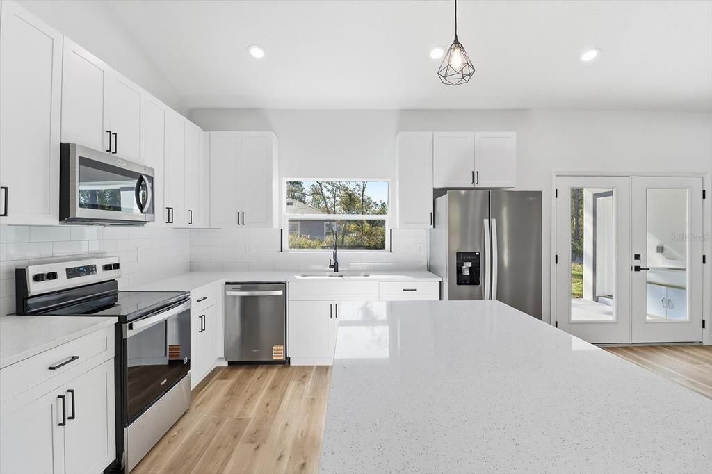 合同活跃: $299,000 (4 贝兹, 2 浴室, 1643 平方英尺)