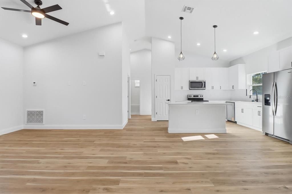 合同活跃: $299,000 (4 贝兹, 2 浴室, 1643 平方英尺)