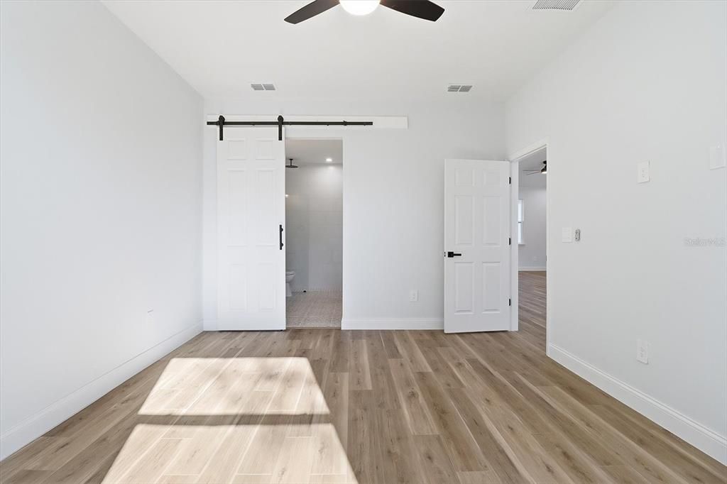 合同活跃: $299,000 (4 贝兹, 2 浴室, 1643 平方英尺)